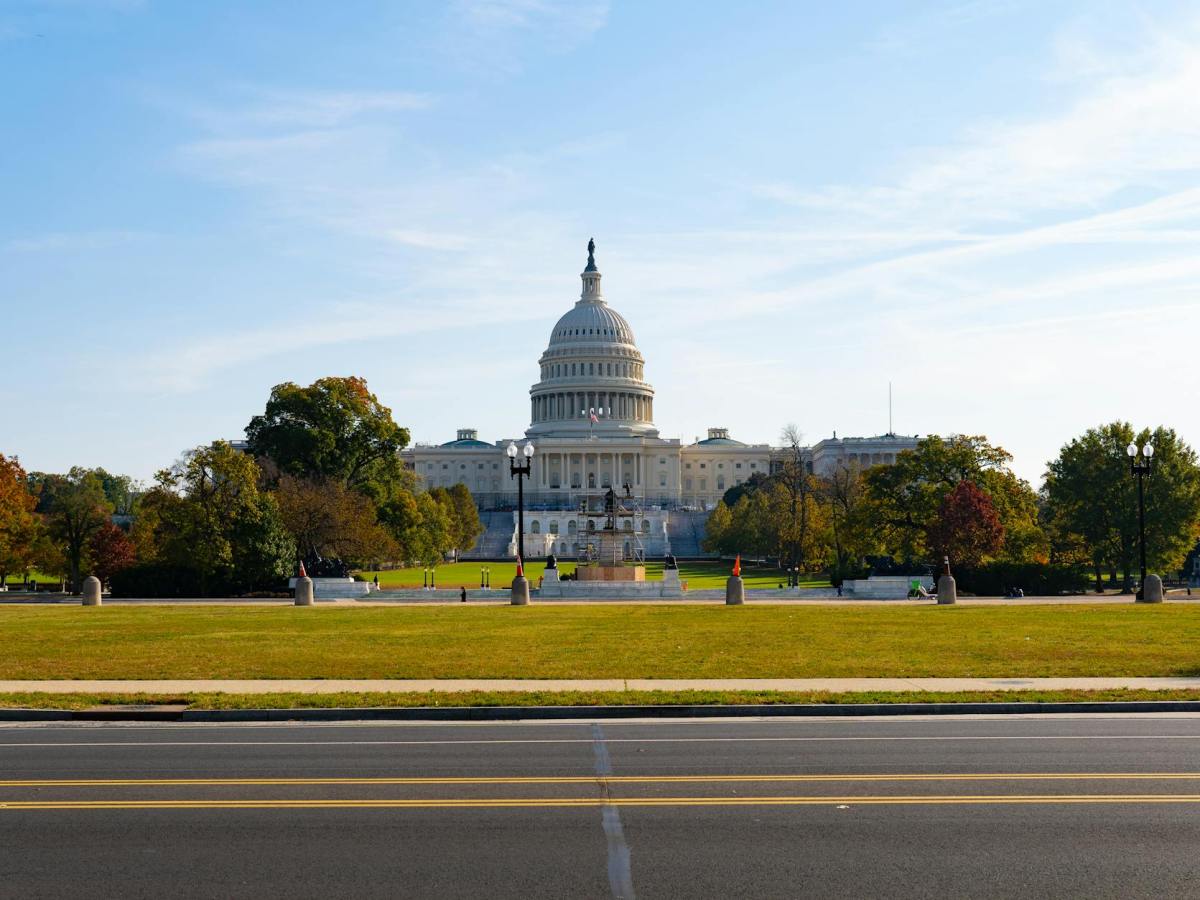 the capitol building is shown in this photo