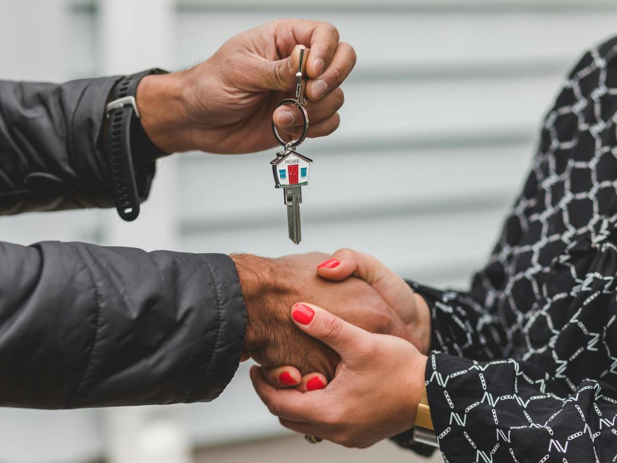 person holding silver key